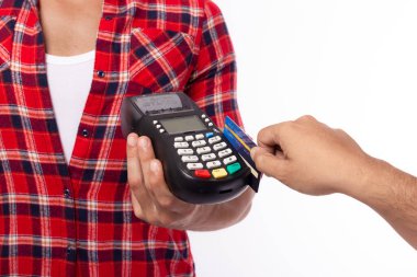 Kredi kartı okuyucu, mal, servis, ürün satan insanlar için kredi kartı kullanıyor. Nakitsiz. Tüketici, alıcı kredi kartı geçiş makinesinde satıcıya ödeme yapmak için kartı kullanır. Mali konsept