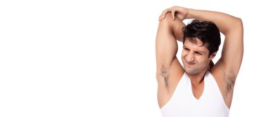 Genç adam kollarını, omzunu ve vücudunu esnetemiyor. Yakışıklı adam vücut, kas ve tendon esnekliği gösteremez. Kas gerilimi var. Omzunda, sırtında ve tendonunda ağrı var.