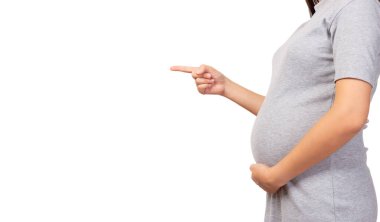 Hamile anne kopyalamak için parmağıyla karnına dokunuyor. Hamile bir kadın bebeğini önemser ve sever. Beyaz arka planda izole edilmiş, reklam için boşluk kopyası. Doğum öncesi, hamilelik kavramı