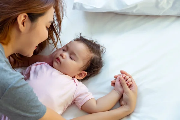 Mère Asiatique Enfant Accalmie Adopter Petite Fille Pour Être Son — Photo