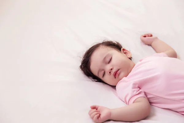 Adorável Menina Inocente Dormindo Cama Com Bom Sonho Bebê Infantil — Fotografia de Stock