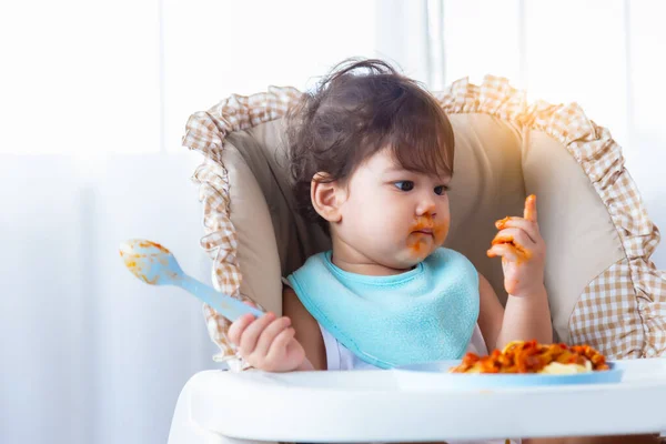 Adorable Niñita Bebé Comiendo Deliciosa Comida Espaguetis Con Salsa Tomate — Foto de Stock