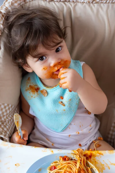 Adorable Niñita Bebé Comiendo Deliciosa Comida Con Salsa Tomate Chupando — Foto de Stock