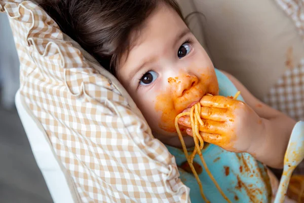 Adorable Niñita Bebé Comiendo Deliciosa Comida Espaguetis Con Salsa Tomate — Foto de Stock