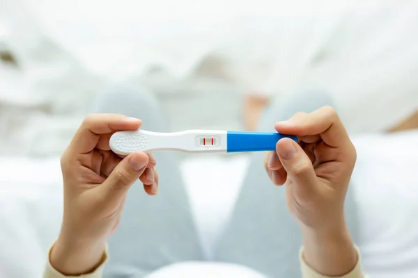妊娠検査を受け 陽性の検査をし 幸せな妊婦は腹に赤ん坊か胎児を有する 新生児の出生 期待される概念を待っている若い母親 — ストック写真