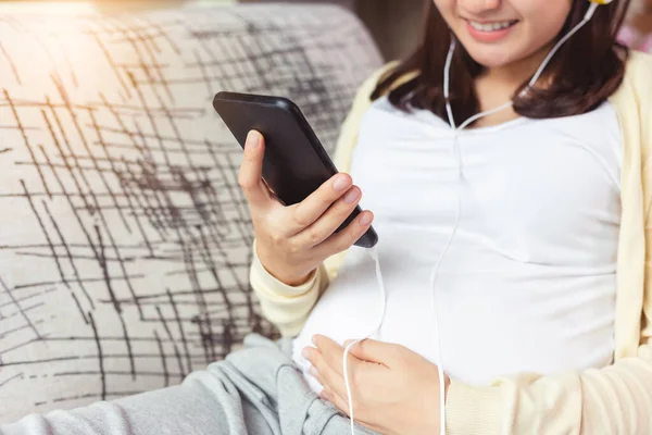 Bela Jovem Grávida Asiática Ouvindo Música Com Bebê Juntos Usando — Fotografia de Stock