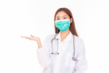 Genç tıp doktoru kadın metin ya da ürün için fotokopi alanı sunuyor ve gösteriyor. Beyaz arka planda izole edilmiş kadın bir tıp uzmanı. Başarılı bir kadın doktor. Avuç içini aç, yüz maskesi tak.