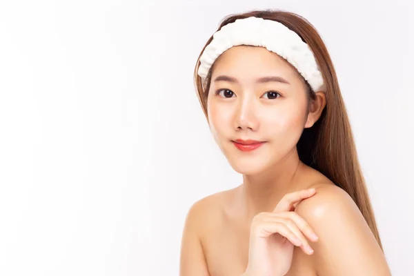 肖像画魅力的な美しい若いアジアの女性 魅力的な美しい若い女性は美顔の皮膚を持っています 白を基調とした美容 スキンケア スパコンセプト コピースペース — ストック写真