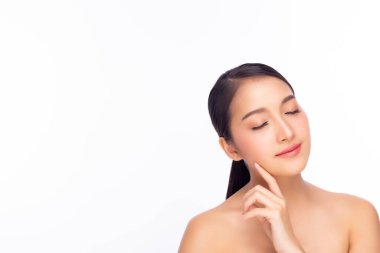 Çekici bir portre güzel bir Asyalı kadın. Çekici, genç ve güzel bir dişinin yüz derisi var. Güzel bayan, kapalı gözler ve gülümseyen yüz, mükemmel bir cildi var, beyaz arka plan, kopyalama alanı.