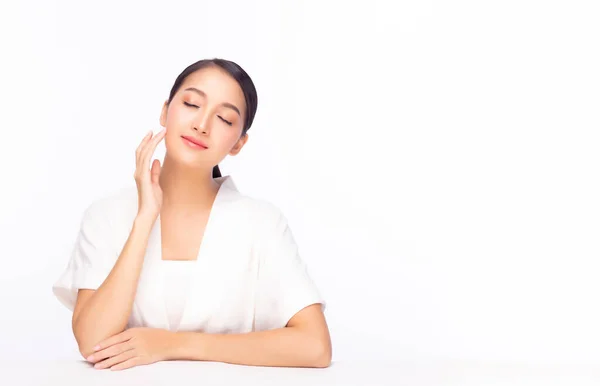 Portrait Charmante belle jeune femme asiatique. Attrayant belle jeune femme a la peau du visage beauté. Jolie femelle fermer les yeux et sourire visage, dame Glamour obtenir heureux avec fond blanc, espace de copie — Photo