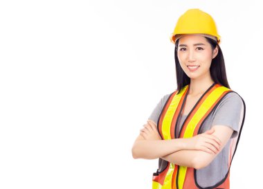 Portre mühendisi kadın çapraz kollu, yansıtıcı yelek giyiyor. İşçi kadın zeki ve kendinden emin görünüyor. Genç Asyalı mühendis kadın başarılı oldu. Beyaz arkaplanda izole edilmiş, boşluğu kopyala