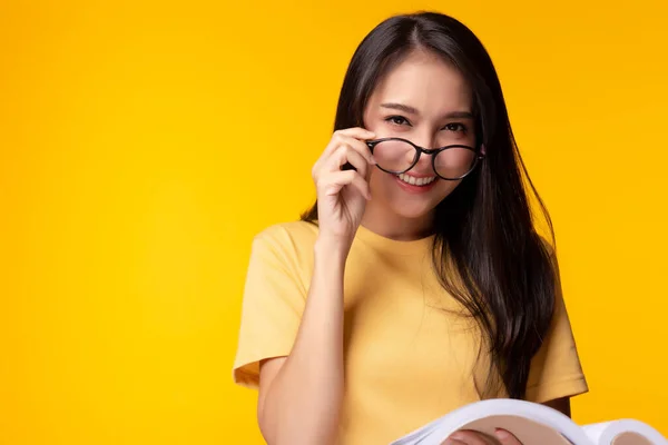 Sonriente Joven Mujer Asiática Llevar Gafas Con Libro Mirando Cámara — Foto de Stock