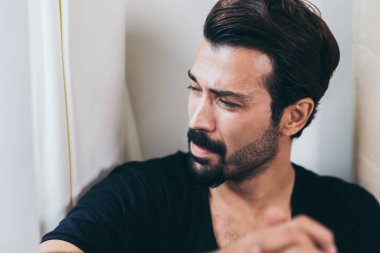 Üzgün adam ağlıyor ve ailesini özlüyor. Zavallı adam umutsuz vaka. Yakışıklı erkek işini kaybeder ve onu ağlatan ve pes ettiren her şeyini kaybeder. Zihninden yorulur ve yalnız kalır.