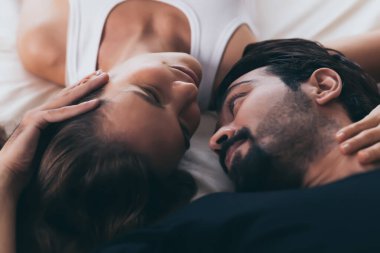 Birbirine aşık çiftler. Güzel kadın ve yakışıklı adam yatağa uzanıp birbirlerine sevgiyle dokunuyorlar. Karı koca romantik bir çifttir. Sevgililer birbirine bakar, birlikte vakit geçirir.