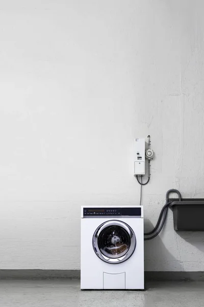 Ruang Cuci Dengan Mesin Cuci — Stok Foto