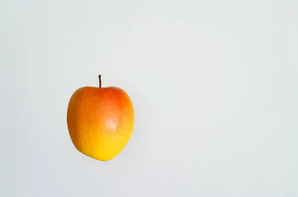 Manzana Fresca Madura Cerca Aislada Sobre Fondo Blanco — Foto de Stock