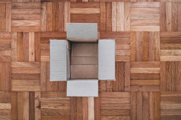 Κουτί Cartboard Επικονωνίας Ένα Πάτωμα Ξύλινο Πλακίδιο Κάτοψη — Φωτογραφία Αρχείου