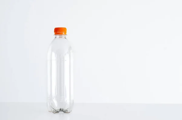 单空塑料水瓶 隔离在明亮的白色背景 橙色盖子 — 图库照片