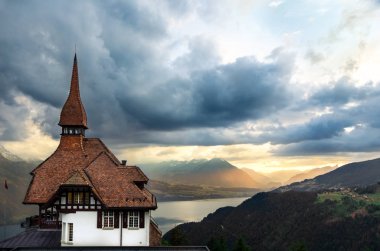 Dağın tepesinde, dramatik günbatımı, göl manzaralı, dağlar kule ile kabin