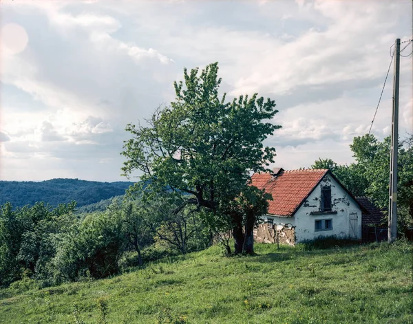 Velho Danificado Abandona Uma Casa Uma Colina — Fotografia de Stock