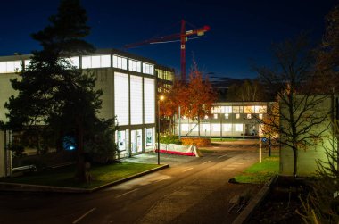 Bina inşaat vinç arka plan Üniversite Kampus içinde gece mavi saat şehir sahne aydınlatılmış