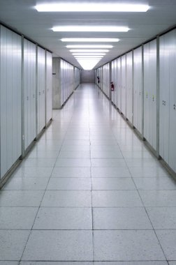 Işıklı boş koridor koridor parlak neon ışıkları simetrik