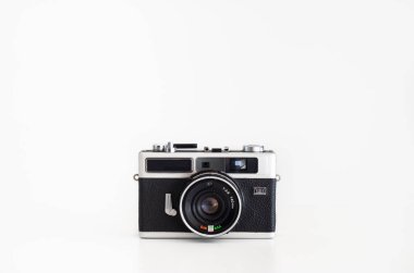 Saf beyaz ön görünüm karşı izole telemetre eski kompakt film kamera debranded