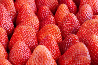 Çilek grupları alan makro derinliği kadar yakın vurdu