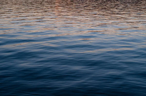 Modèle abstrait de vagues d'eau de mer calme au crépuscule — Photo