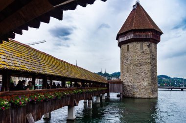 Eski ahşap köprü c Lucerne Kapellbrucke köprü scence