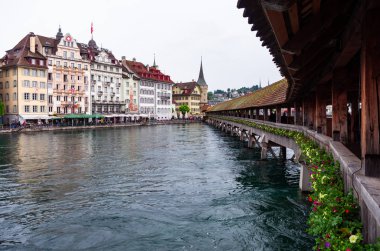 Lucerne's Kappelbrucke köprü reuss nehir eski şehir bui görünümü