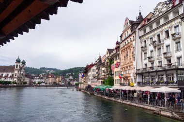 Lucerne's Kappelbrucke köprü reuss nehir eski şehir bui görünümü
