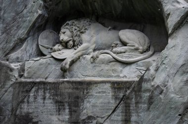 Lucrene Swtizerland overc ölmekte olan aslan heykelinin ön görünümü
