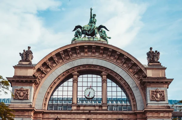 Bir saat bulutlu gün ile Lucerne tren istasyonu kemer anıt