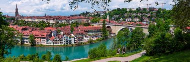 Eski şehir Bern İsviçre Aarau Aare nehir tarafı panorama güneşli s