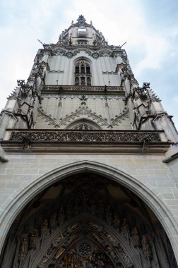 Bern şehir İsviçre Katedrali düşük açı görüş noktası bulutlu