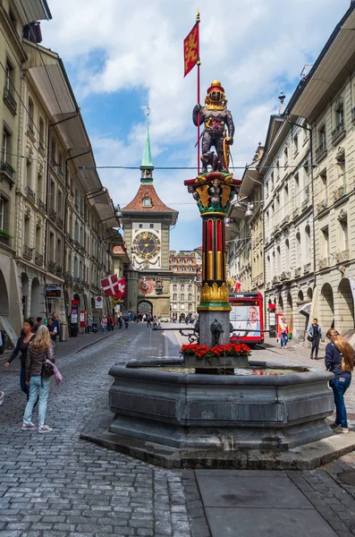 Берн-Сіті Швейцарія вулиця води фонтан статуя низький кут VI — стокове фото