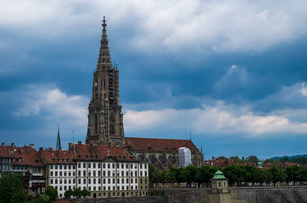 Berna cidade Suíça vista da Catedral nublado dia dramati — Fotografia de Stock