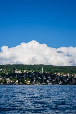 Bulutlar ile bir tekne güneşli bir gün Dan Gölü Zuich görünümü