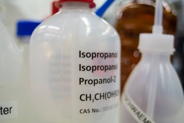 Laboratuvarda pipetli boş plastik kimyasal şişeler.