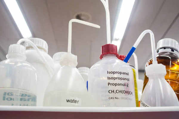 Laboratuvarda pipetli boş plastik kimyasal şişeler.