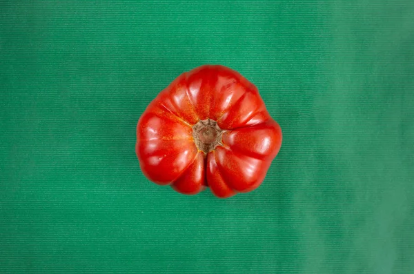 Vermelho maduro Bull 's Heart Heirloom Tomate toda a vista superior isolado ag — Fotografia de Stock