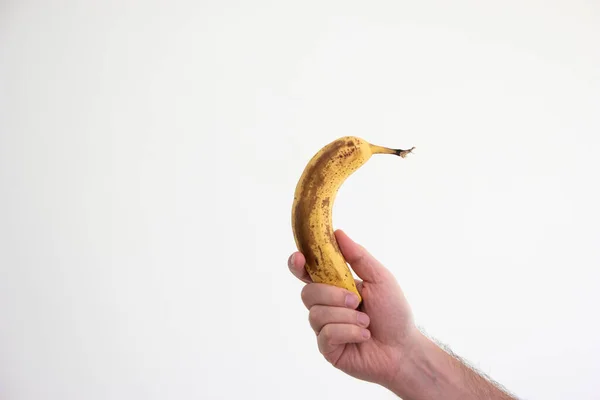 Homem Caucasiano Segurando Uma Banana Madura Manchada Sua Mão Isolada — Fotografia de Stock