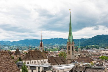 Zürih 'teki eski ortaçağ kilise kuleleri İsviçre yaz günü beyaz bulutlar 2020