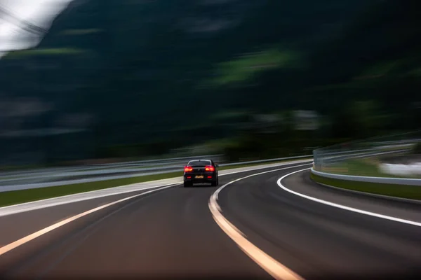 移動中の車両から日没後の高速道路上のトラフィックの1台の車は長い露出をぼやけて2020 — ストック写真