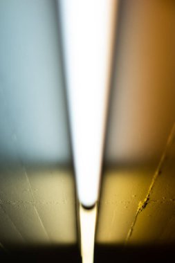 Farklı renklerde parlayan bir tavana monte edilmiş iki eski neon ışıklı çubuk 2020 alanının sığ derinliği