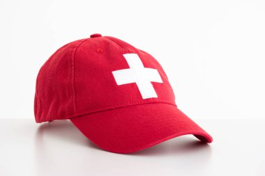 Beyaz kırmızı haçla işaretlenmiş kırmızı beyzbol şapkası beyaz 2020 'de izole edilmiş.