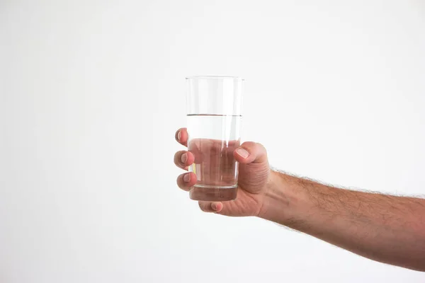 白种人成年男子手拿着一杯清澈的水隔离在白色2020年 — 图库照片