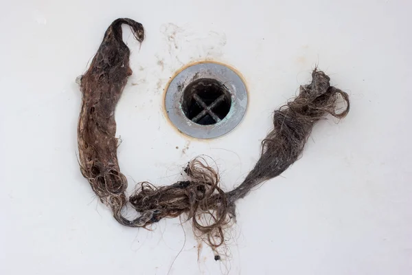 Ev banyosu, 2020 'deki uzun saç lekeleri yüzünden tıkanmış.