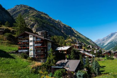 2020 yaz ayının ortasında İsviçre 'nin dağlık tatil beldesi manzarası çekildi.